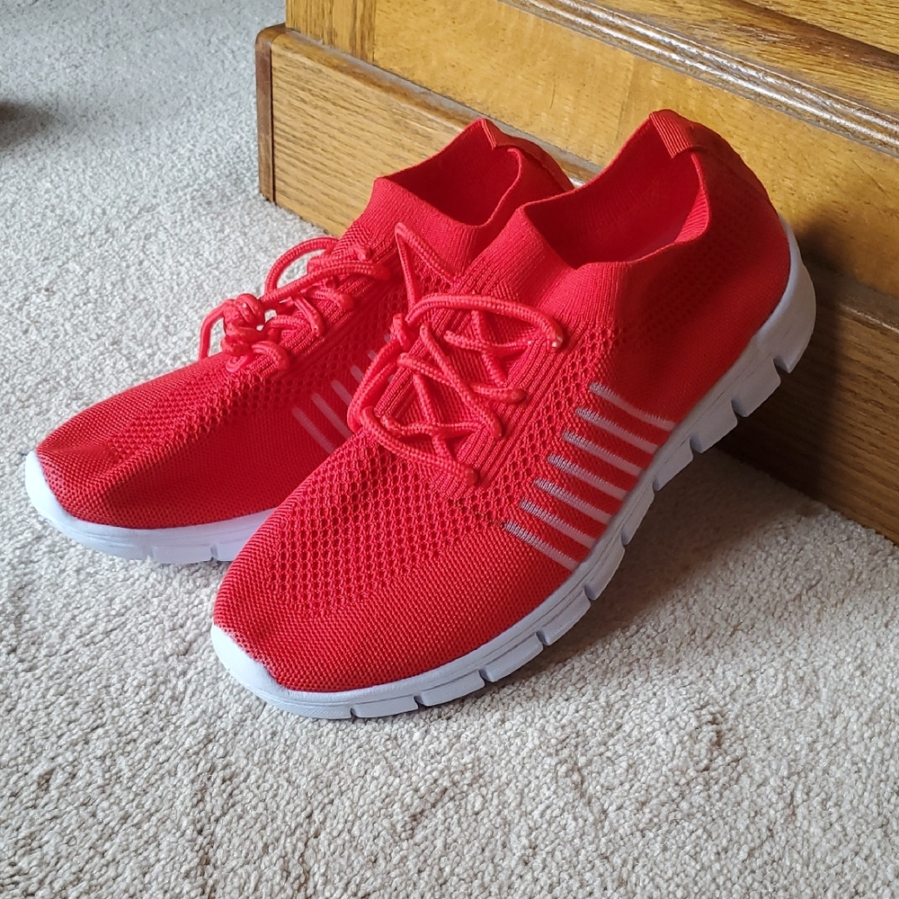 New, never worn Woman Red Athletic Sneakers slip ins sz 42, lightweight